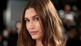 Hailey Bieber col mini dress in pizzo e raso al Coachella lancia il trend. Ma a chi sta bene quel vestito? Spoiler: a tutte