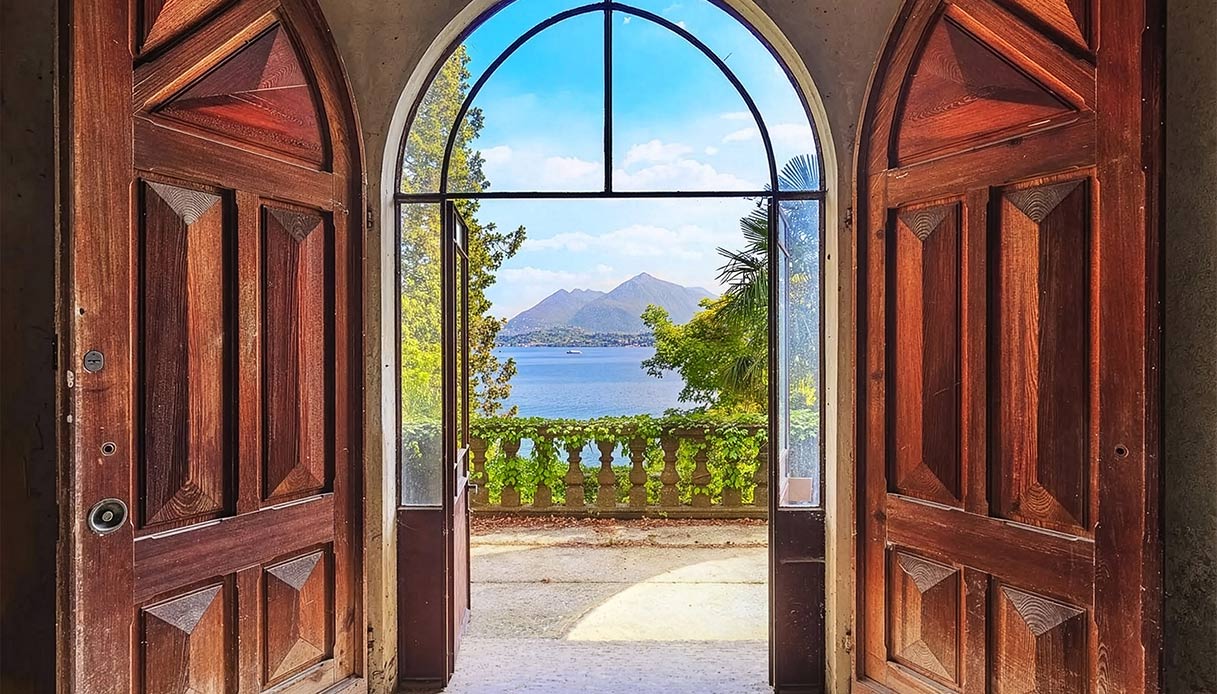 Il castello di Ferrè sul lago Maggiore in vendita per oltre 5 milioni di euro