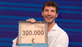 Affari Tuoi, i pacchisti hanno un segreto: Stefano De Martino stupito da un concorrente in “topless”