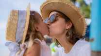 Ti amo e baci in bocca ai figli: gesto innocente o confine da non superare?