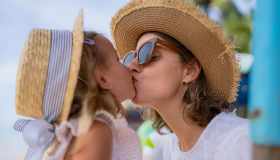 Ti amo e baci in bocca ai figli: gesto innocente o confine da non superare?