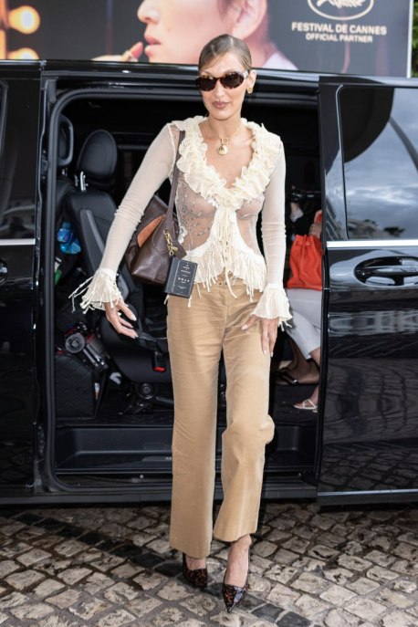Bella Hadid alla conquista di Cannes 2026: il look off-duty, tra rouches e trasparenze