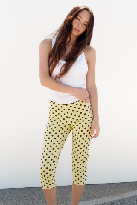 Dagli harem pants ai modelli con spacco, i 5 pantaloni di tendenza da amare questa primavera 2026