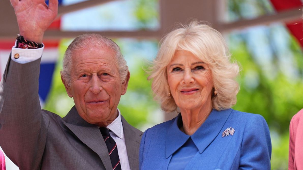 Re Carlo da solo alle Bermuda, Camilla lo abbadona per una paura segreta