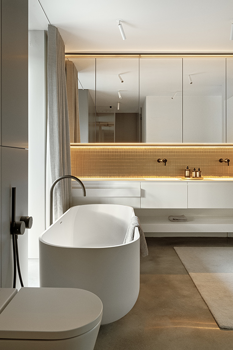 Bagno padronale con vasca freestanding bianca e mosaico dorato