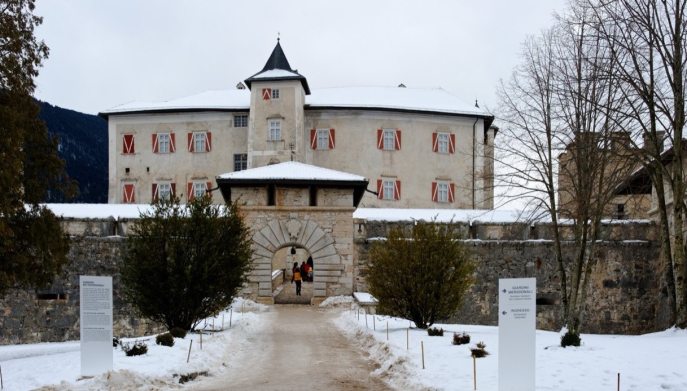 Castel Thun ingresso porta frontale