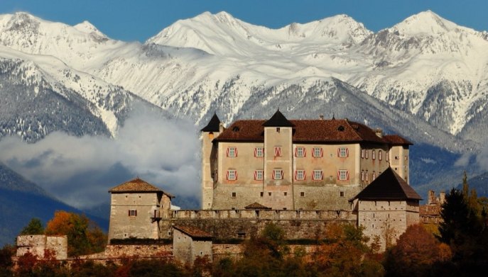Castel Thun vista sulle montagne