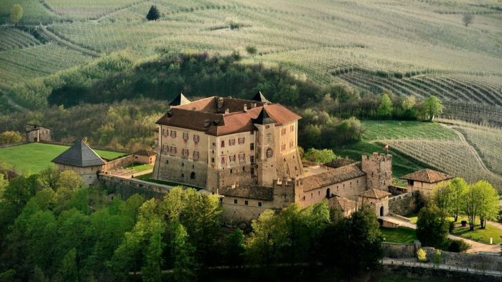 Thun, il castello in Val di Non tra fortificazioni e ampi giardini