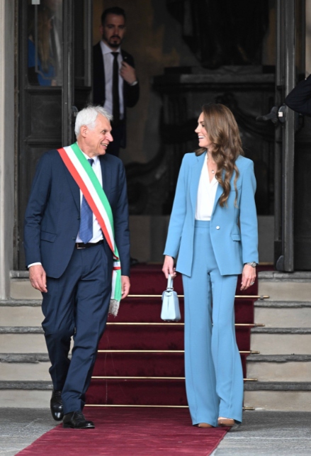 La Principessa del Galles, lascia il Municipio di Reggio Emilia con il Sindaco