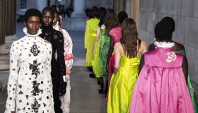 Verde come la speranza, ma anche come la moda: lo chartreuse è la tonalità regina della primavera 2026