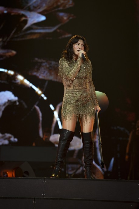 Elisa, il nuovo look che stupisce: frange e lustrini in concerto a Roma