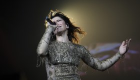 Elisa, il nuovo look (green) che stupisce: frange e lustrini in concerto a Roma