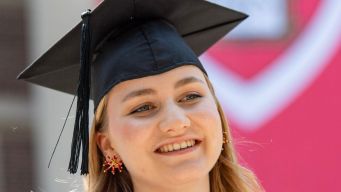 Elisabetta del Belgio si laurea e parla dell’esclusivo gruppo WhatsApp delle prossime Regine d’Europa
