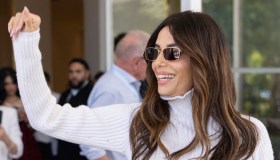 Eva Longoria sorprende, bermuda e infradito sulla Croisette