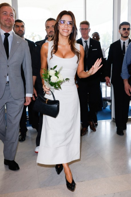 Eva Longoria, white dress e maxi occhiali a Cannes 2026