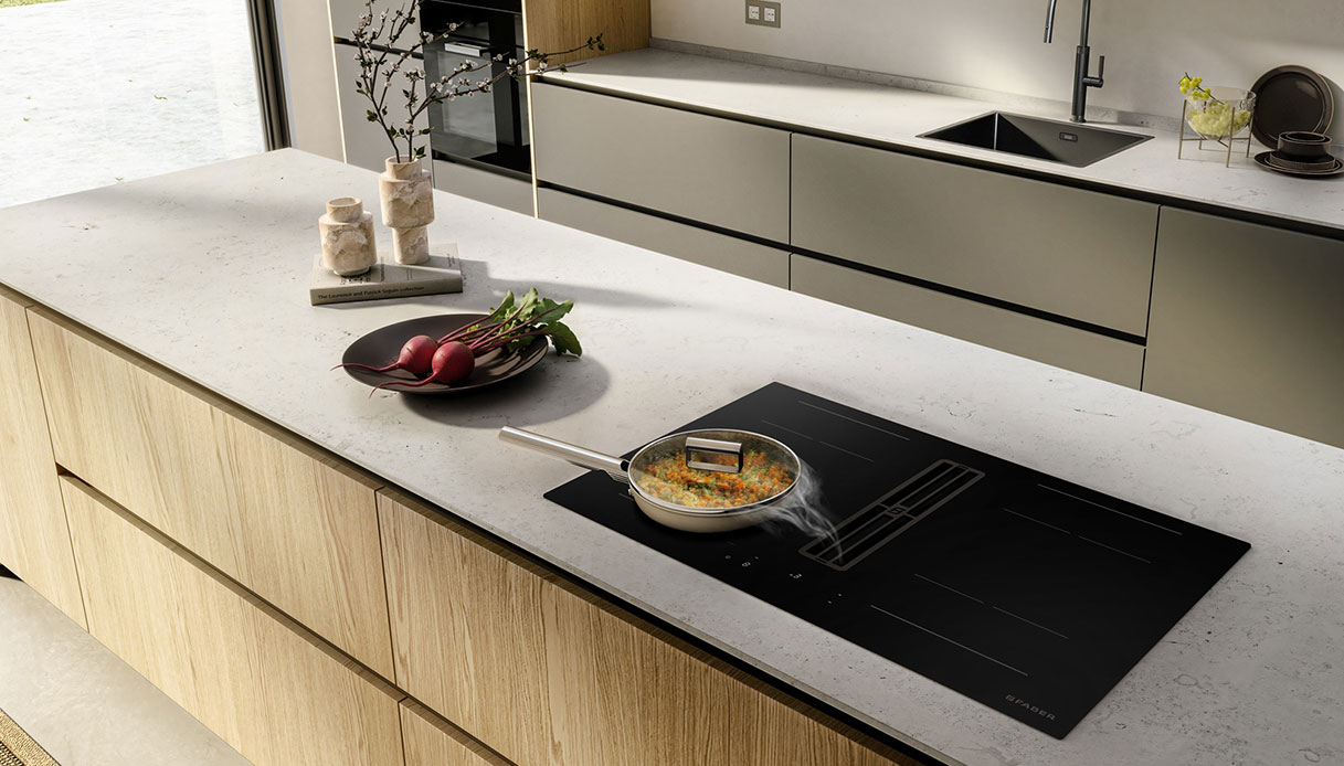 Piano aspirante a induzione Faber Galileo Wide con superficie frameless in vetro nero opaco