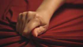 Sesso e bugie: i 5 miti che stanno rovinando la tua vita intima (e cosa dice davvero la scienza)