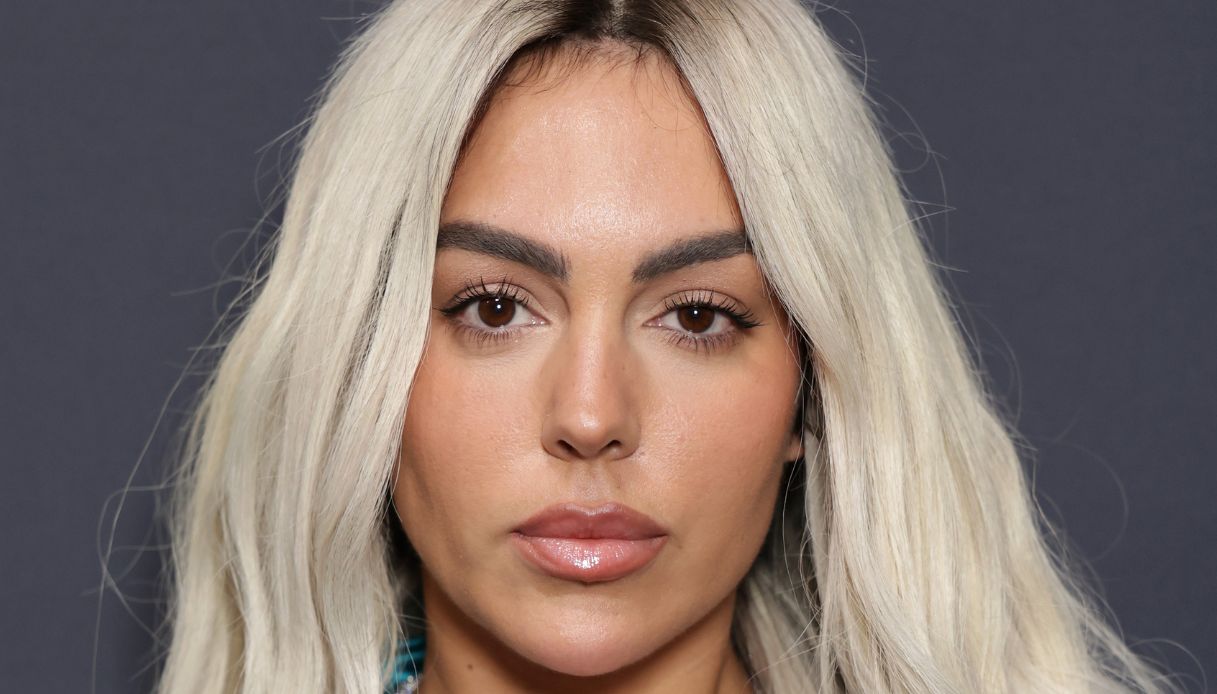 Georgina Rodriguez si fa bionda e sfoggia la camicia blu di Madonna del 1995