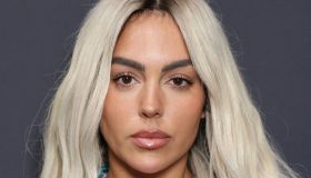 Georgina Rodriguez si fa bionda e sfoggia la camicia blu di Madonna del 1995