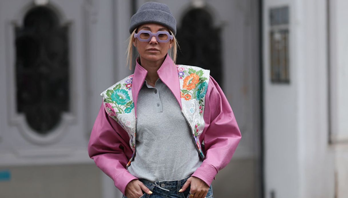 Giacca floreale abbinata con jeans