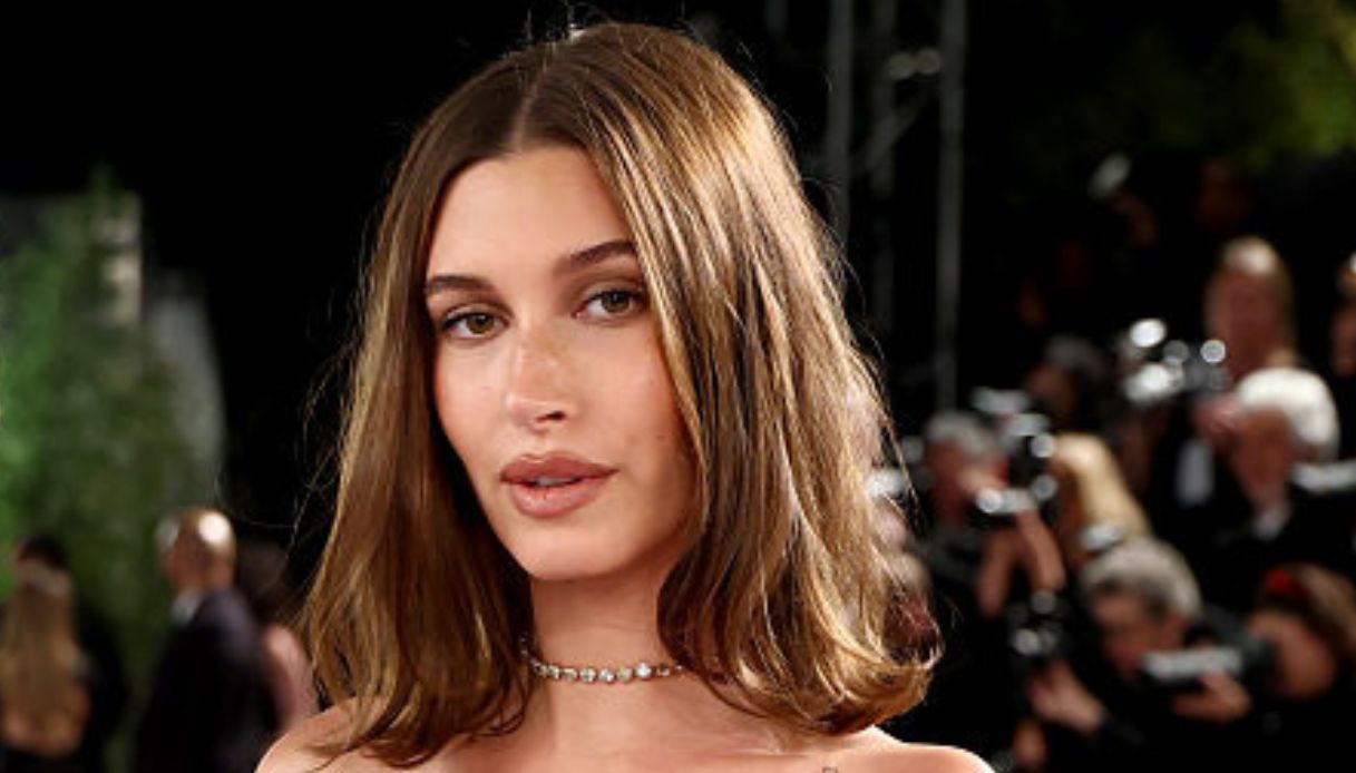Hailey Bieber con il lob scalato