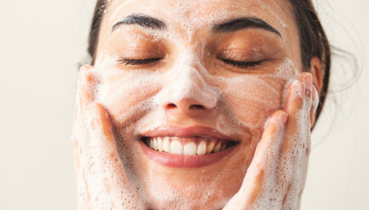 5 segnali che non stai lavando bene il tuo viso e che dovresti usare questi detergenti da Dilei.it 5 segnali che non stai lavando bene il tuo viso e che dovresti usare questi detergenti