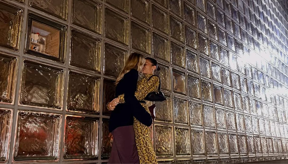 Il bacio fra Elodie e Franceska