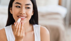Il balsamo labbra più venduto si fa sun protect con SPF 50: è il mai più senza nella borsa