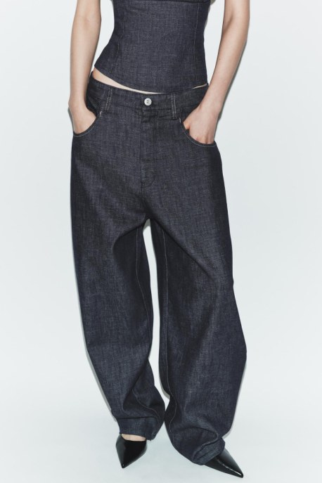 Dagli harem pants ai modelli con spacco, i 5 pantaloni di tendenza da amare questa primavera 2026