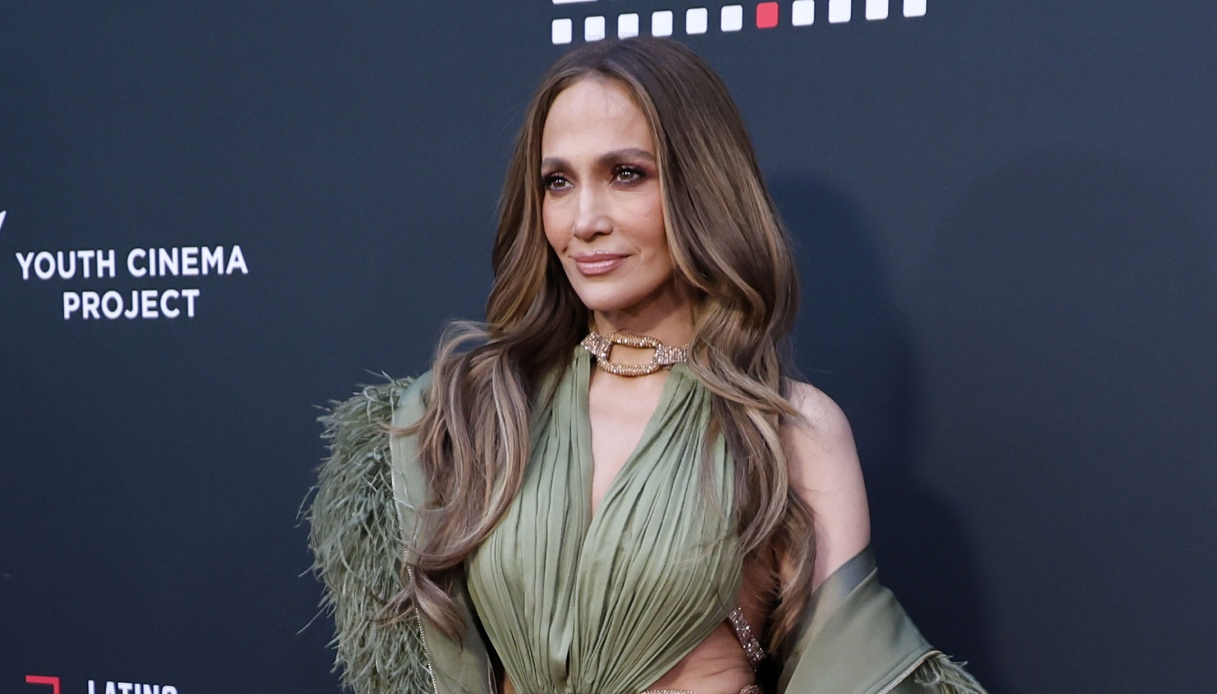 Jennifer Lopez come Madre Natura, l’abito verde sensuale con cut-out e catene dorate