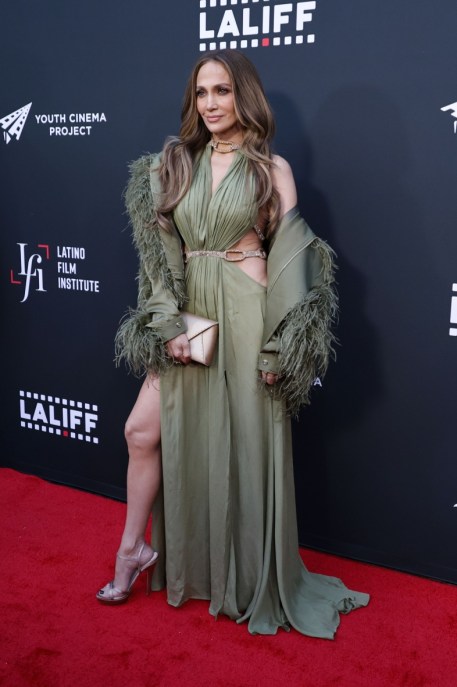 Jennifer Lopez come Madre Natura, l'abito verde sensuale con cut-out e catene dorate al Latino International Film Festival 2026