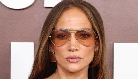 Jennifer Lopez in un total red super sensuale a Los Angeles: il look conquista