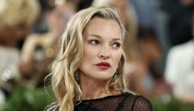 Spettinate sì, ma super cool: cosa sono i “Kate Moss Hair” e perché saranno la tendenza capelli dell’estate 2026