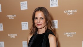 Katie Holmes, lussuosa in total black con frange asimmetriche