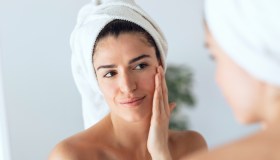 Pelle più liscia e soda senza bisturi. Il segreto di cui tutti parlano è un prodotto a base di retinale già best seller su Amazon