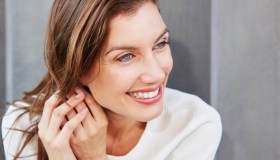 La crema effetto lifting che protegge la pelle dai segni dell’età e dal sole è la coccola da usare all day