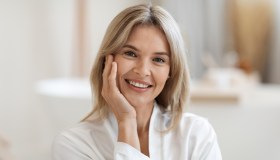 La crema si fa trattamento specialistico e contrasta linee sottili e rughe profonde