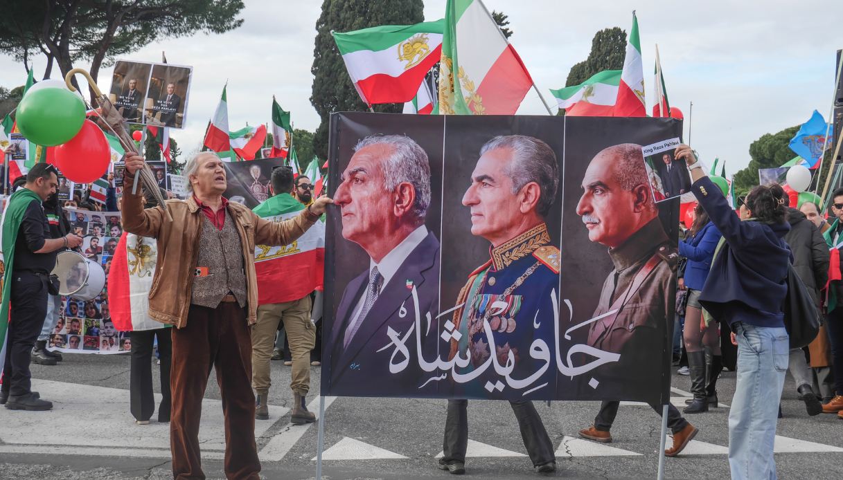 L'immagine dei Pahlavi esposta durante la manifestazione a Roma