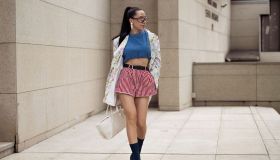 Il look street style che ci conferma che tutte dovremmo avere una giacca a fiori questa primavera, e indossarla così