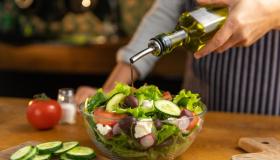 L’errore del filo d’olio: come gestirlo secondo il nutrizionista