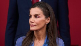 Letizia di Spagna, l’arte del riciclo regale: l’abito amato non sparise ma torna modificato