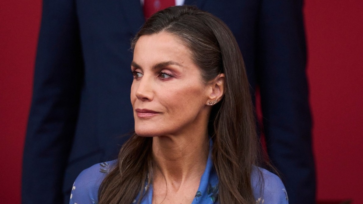 Letizia di Spagna, l’arte del riciclo regale: l’abito amato non sparise ma torna modificato