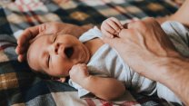 Lo sbadiglio della mamma è contagioso sul bimbo, anche in pancia. La scoperta italiana