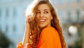 Acido glicolico e rosa canina tra i capelli. Questo spray glossy è la nuova ossessione per chiome perfette