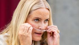 Mette-Marit di Norvegia sempre più debole, ossigeno e attacco di tosse in pubblico