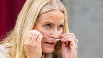 Mette-Marit di Norvegia sempre più debole, ossigeno e attacco di tosse in pubblico