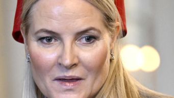 Mette-Marit, il compleanno più amaro. Dalla Norvegia: “Non sarà mai Regina”