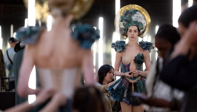 Gli spettacolari (e scintillanti) look da pop star di Anne Hathaway in Mother Mary