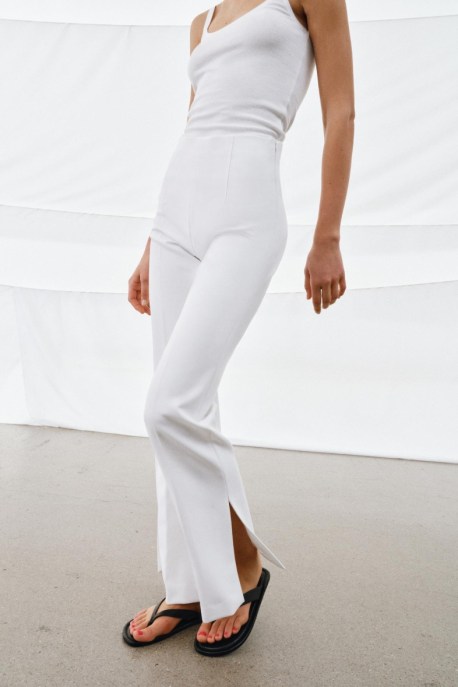 Dagli harem pants ai modelli con spacco, i 5 pantaloni di tendenza da amare questa primavera 2026