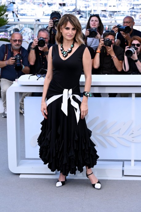 Penélope Cruz incanta Cannes 2026 in black & white: il look con balze e foulard
